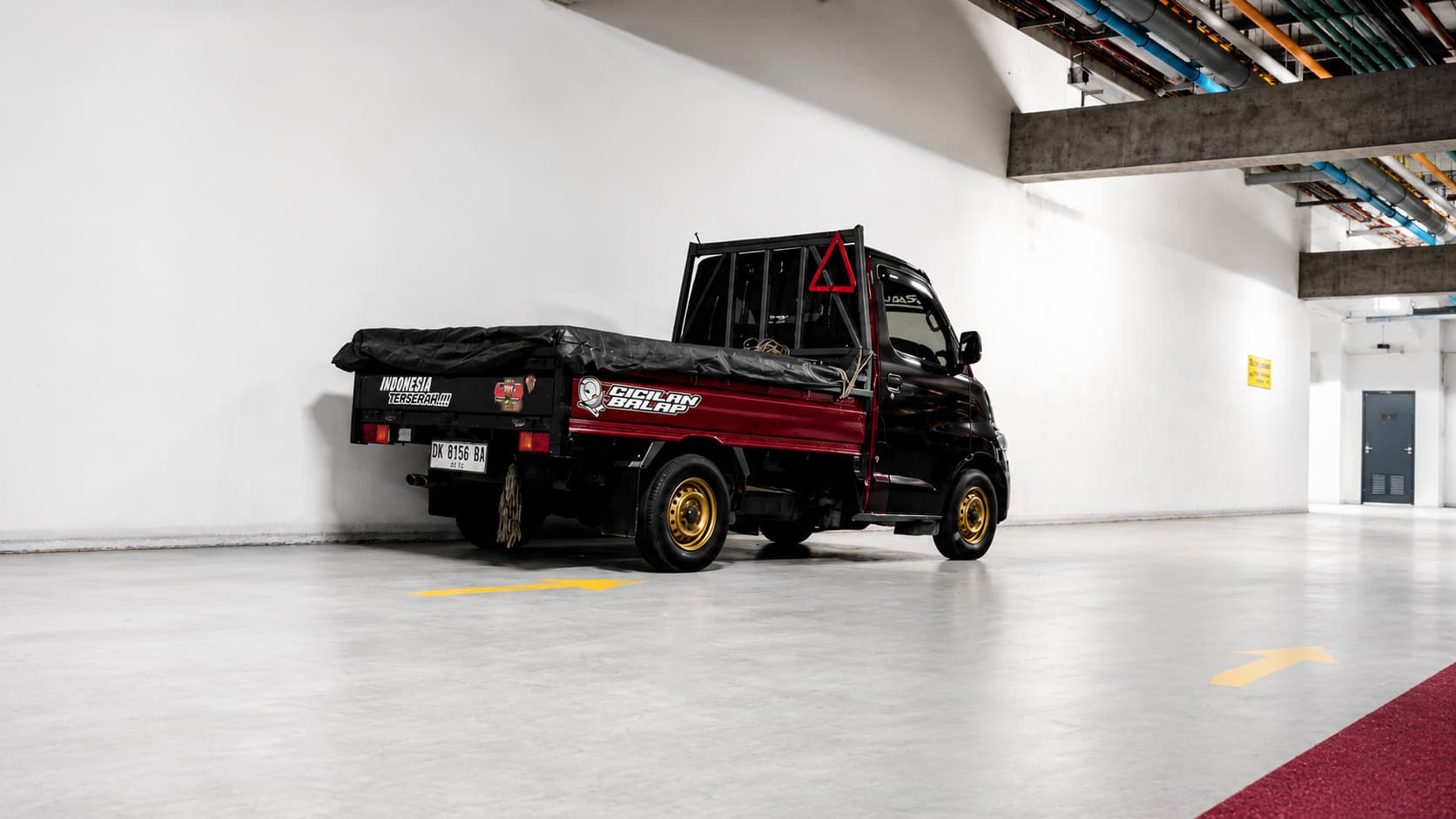 Pick up AngkutAja dengan muatan tertutup terpal