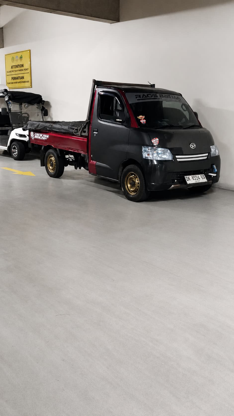 Tampak depan pick up AngkutAja siap berangkat