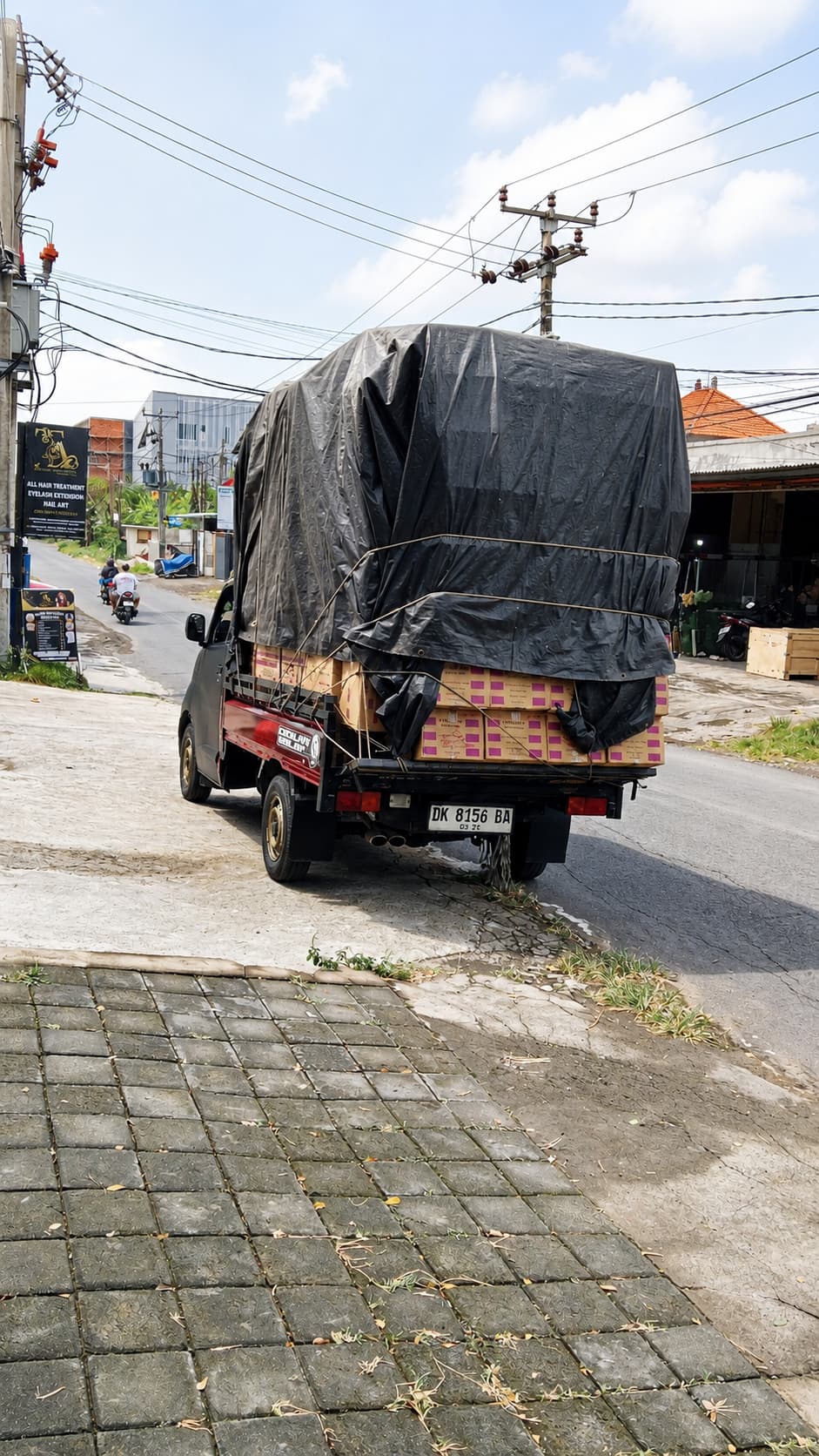 Pick up AngkutAja mengantarkan kiriman di jalanan Bali