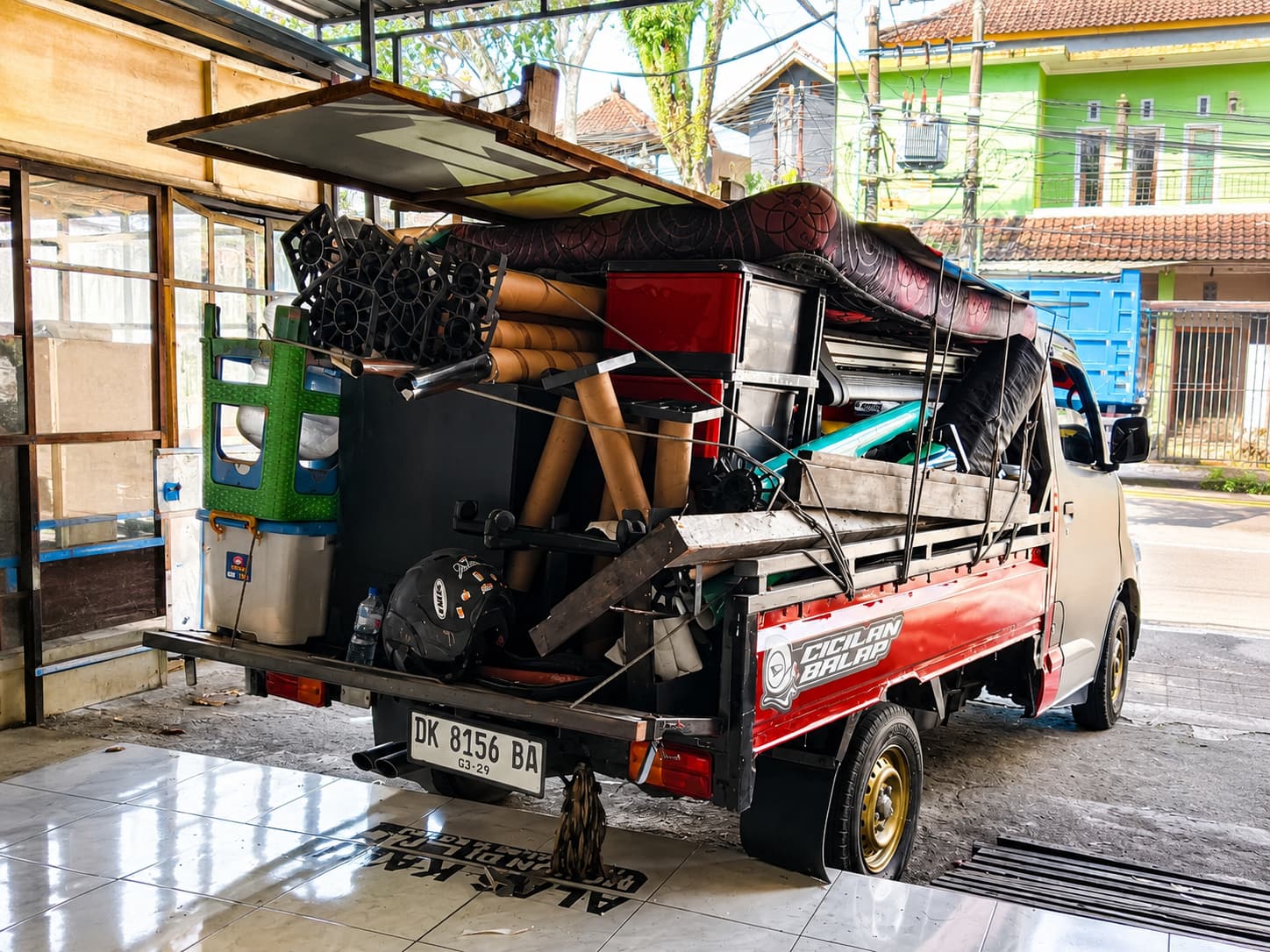 Pick up AngkutAja penuh muatan furniture siap pindahan