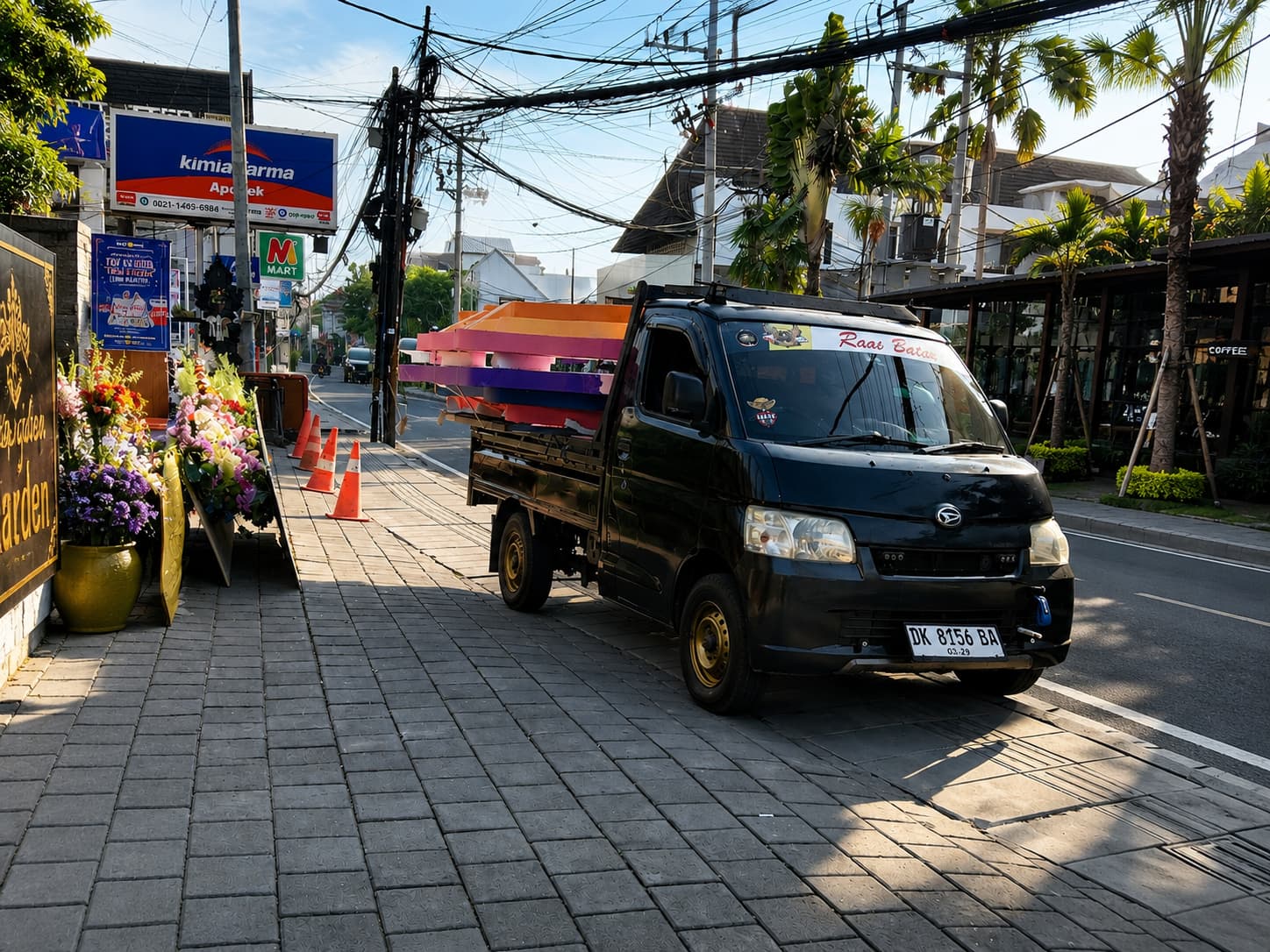 Pick up AngkutAja beroperasi di jalan Denpasar, Bali